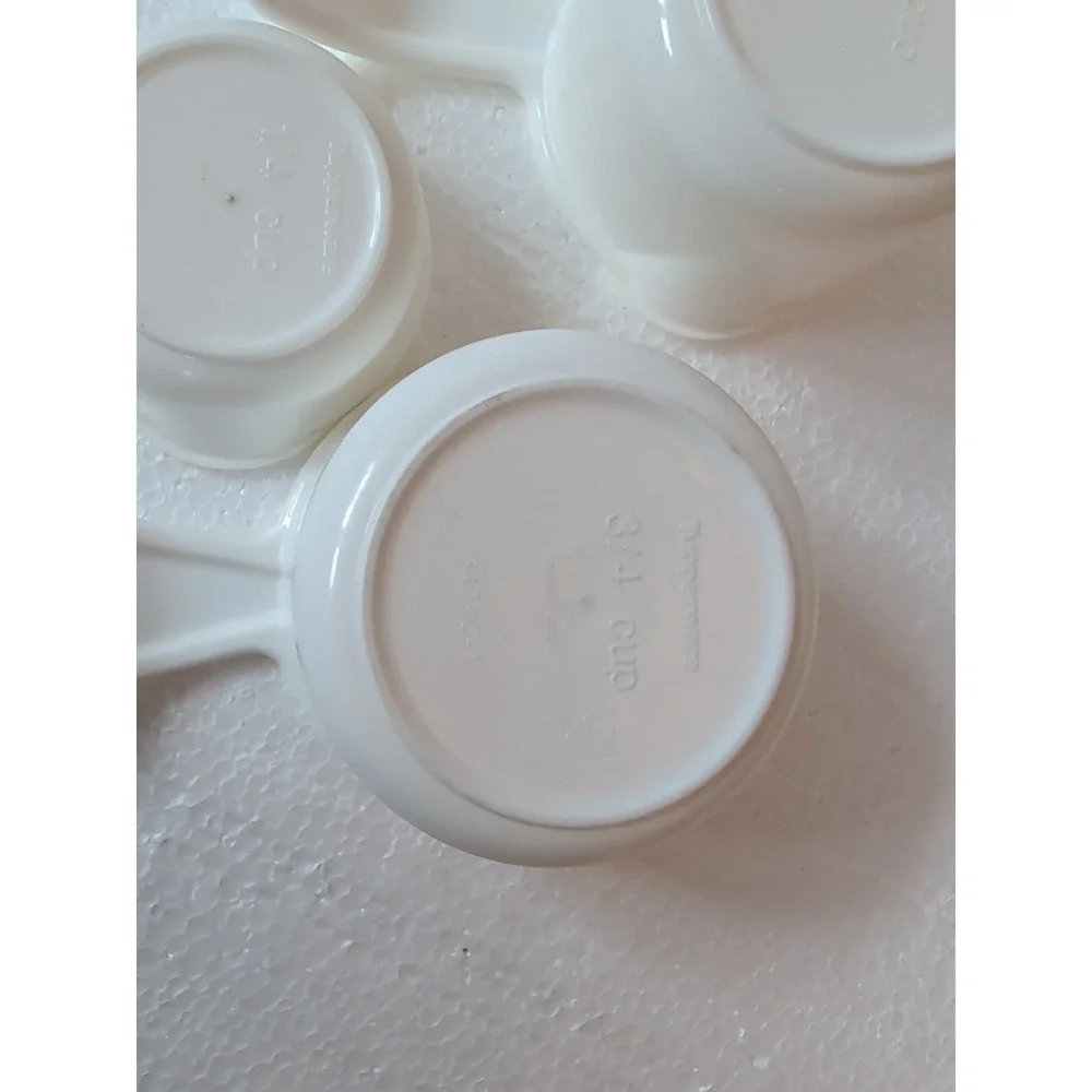 Tupperware 5 Measuring Cups Set 3479C-3483C‎ White Curved Handles 1/4 to 3/4 Cup